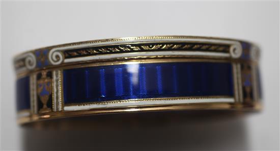 An early 19th century Swiss 18ct gold and enamelled oval snuff box, 72mm.